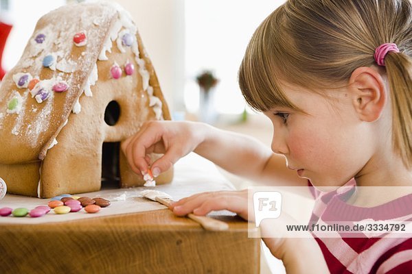 junges Mädchen bereitet Kuchenhaus vor