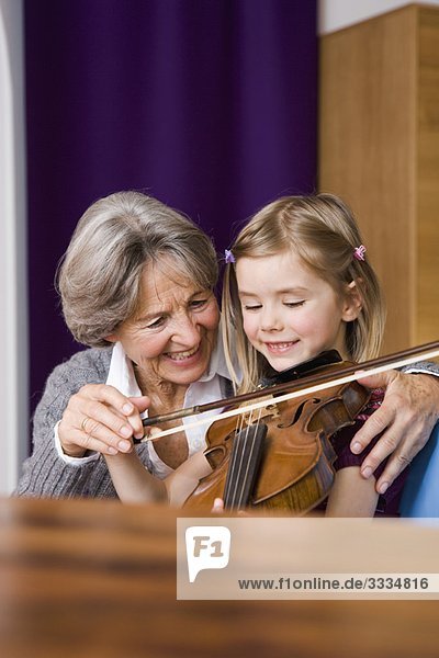 Oma unterrichtet Enkelkindermusik