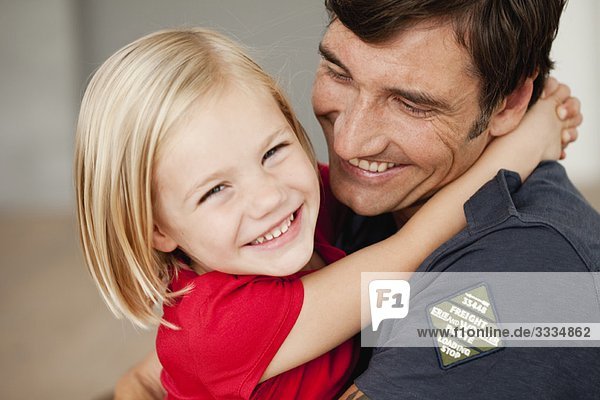 Vater und Tochter umarmend