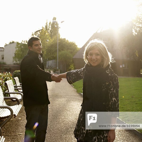 Paar im Park im Sonnenschein