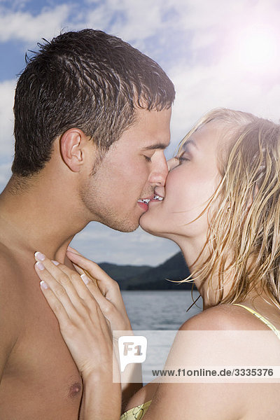 Ein junges Paar  das sich küsst.