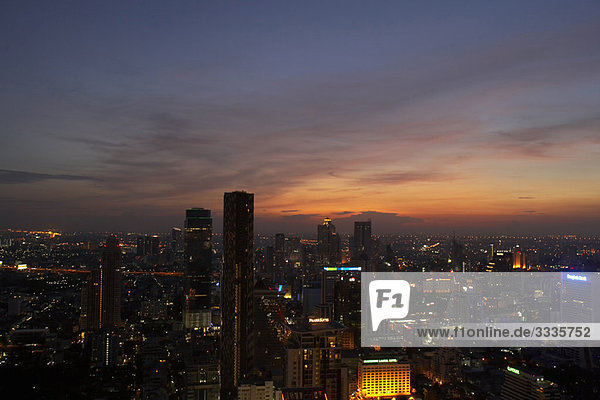 Geschäftsviertel von Bangkok bei Sonnenuntergang