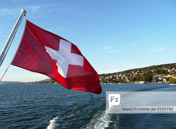 Schweizer Flagge weht im Wind  Schweiz