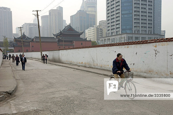 Fußgänger auf der Straße in einem Arbeiterviertel  Shanghai  China