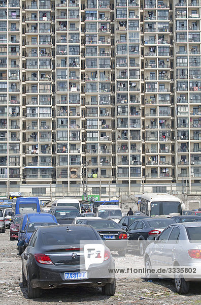 Parkplatz vor einem Wohnblock  Shanghai  China
