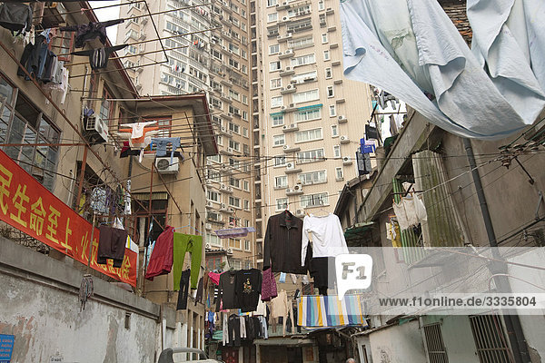 Wäsche trocknet in einer Arbeitersiedlung  Shanghai  China  Flachwinkelansicht