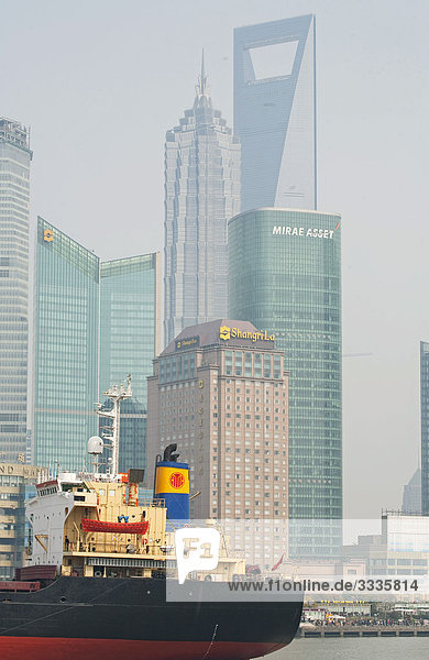 Schiff auf einem Fluss  Hochhäuser im Hintergrund  Shanghai  China