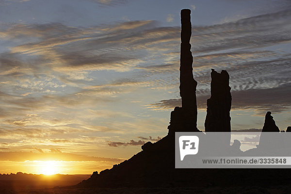 Totem Pole Monument bei Sonnenuntergang  Monument Valley  Utah  USA