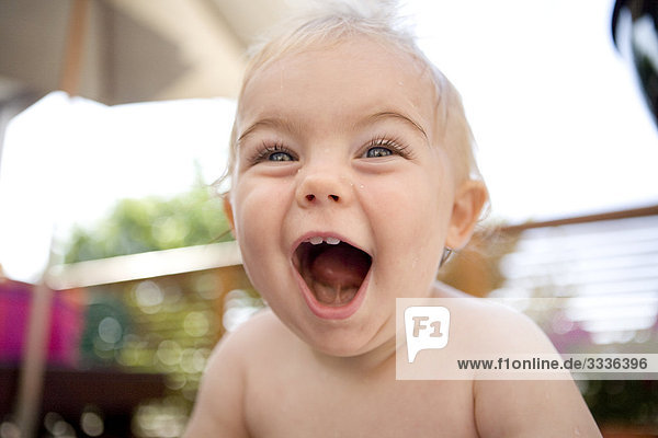Porträt von happy Baby schreien vor Freude  im Sommer  Toronto  Ontario auf Deck sitzen