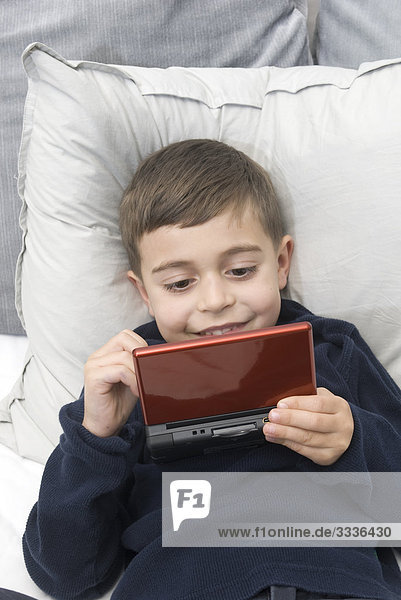 Junge spielen mit portable Videospiel-System  Montreal  Quebec