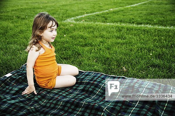 Porträt des Mädchens in Orange sitzen auf karierten Decke in Football-Feld  Beloeil  Québec