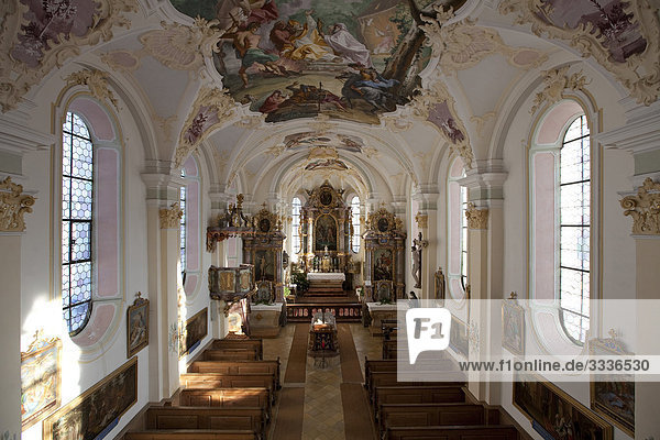 Innenraum einer Kirche  Irschenberg  Deutschland  Erhöhte Ansicht