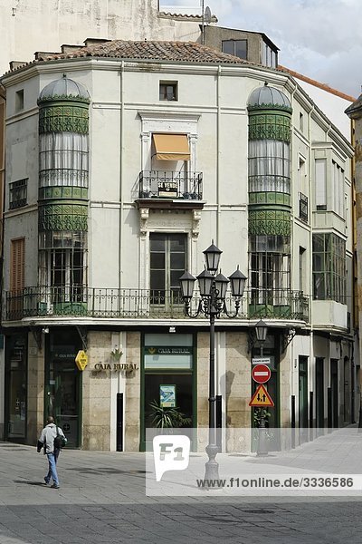 Häuserfront mit Erkerfenster  Zamora  Spanien
