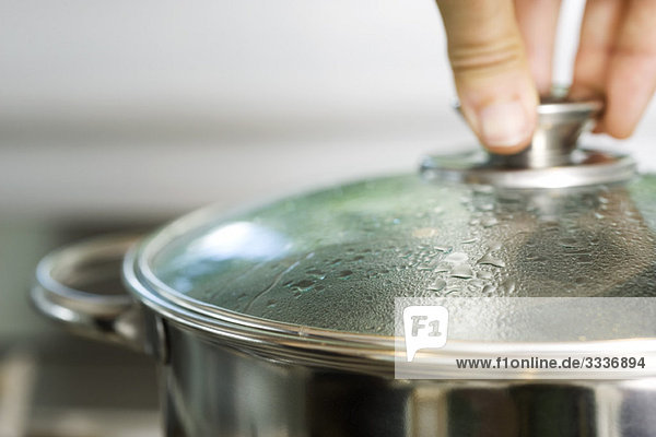 Condensation on lid of cooking pot