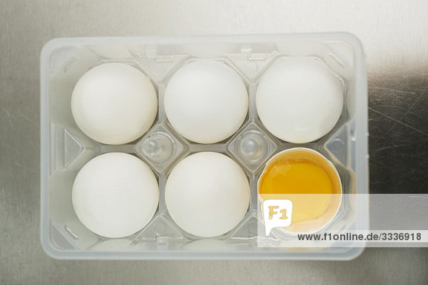 Eier im Eierkarton  eines aufgesprungen