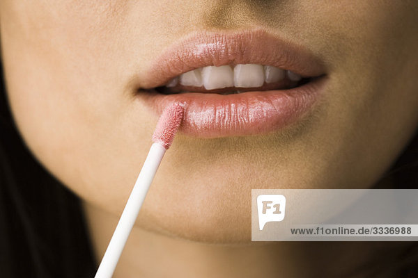 Auftragen von Lippenglanz mit Lippenpinsel Mund
