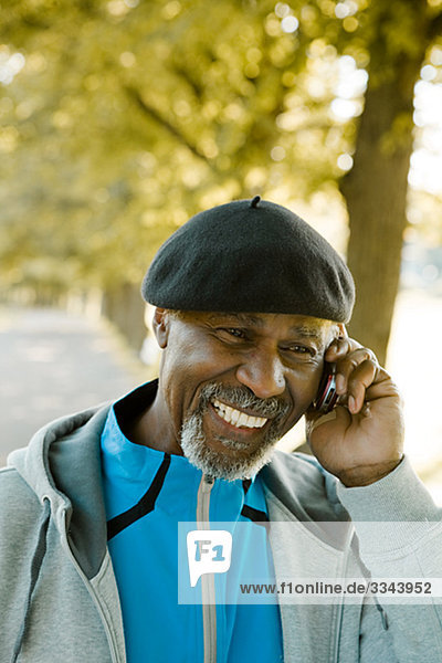 älterer Mann mit einem Mobiltelefon  Schweden.