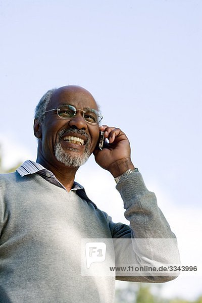älterer Mann mit einem Mobiltelefon  Schweden.