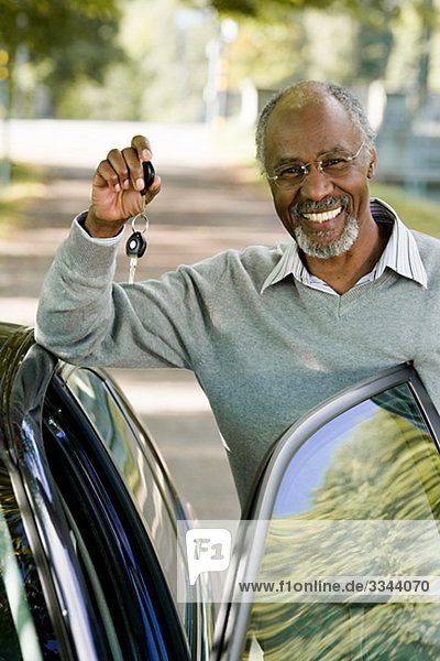 älterer Mann  hält ein Autoschlüssel  Schweden.
