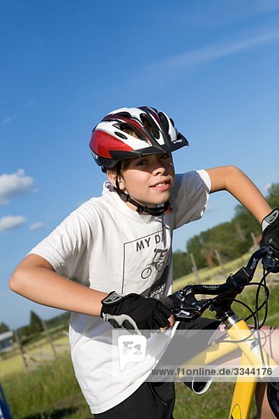 Junge auf ein Mountainbike  Schweden.