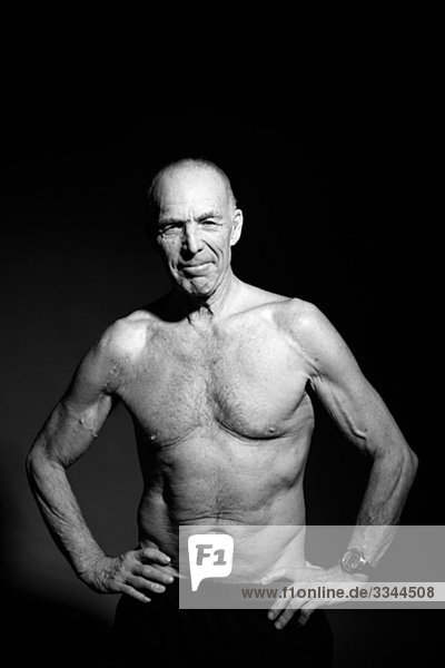Portrait of a mit nacktem Oberkörper älterer Mann.