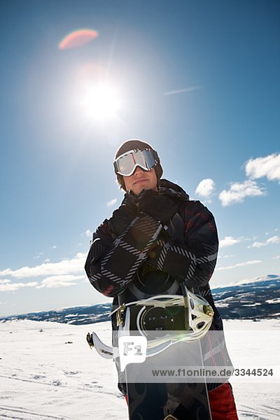 Mann mit einem Snowboard  Schweden.