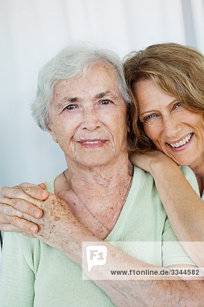 Portrait einer Erwachsene Tochter bei der senior Mutter Brasilien.
