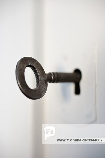 Einen alten Schlüssel in einer Tür  Schweden.