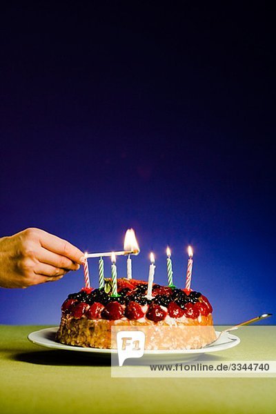 Kerzen auf einem Geburtstagskuchen.