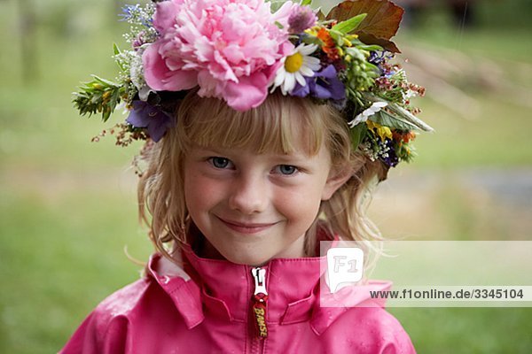 Mädchen mit einem Kranz von Blumen im Haar  Schweden.