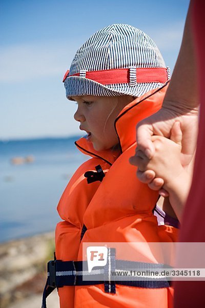 Ein Kind tragen einer Rettungsweste  Schweden.