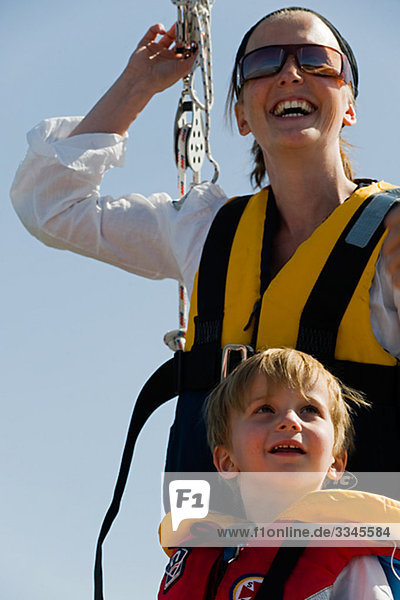 Mutter und Sohn auf einem Segelboot  Schweden.