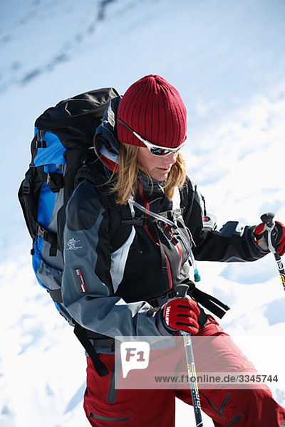 Eine weibliche Skifahrerin  Lappland  Schweden.