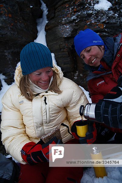 Frauen mit eine Tasse Kaffee im Winter  Lappland  Schweden.