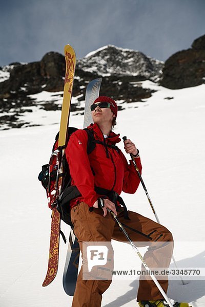 Skifahrer mit seinen Skiern auf seinem Rucksack Abisko Lappland Schweden.
