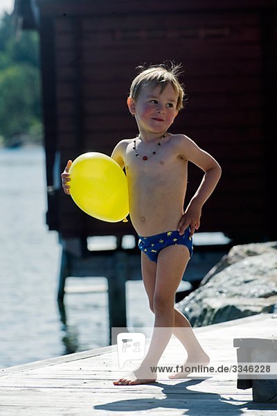Portrait Junge - Person gelb Luftballon Ballon halten Stockholms län