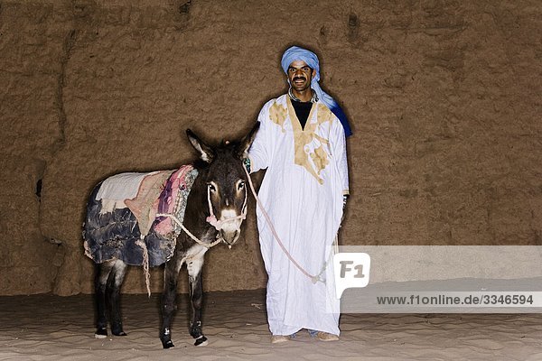 Ein Mann und ein Esel  Marokko.