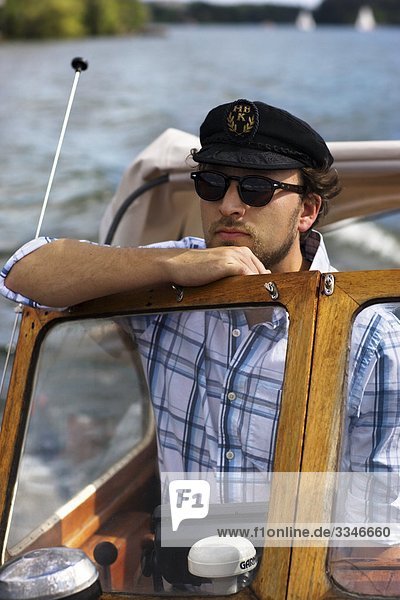 Mann fahren ein Motorboot  Schweden.