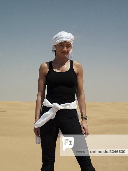 Frau mit Turban in der Wüste  Tunesien.