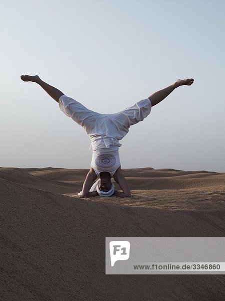 Frau durchführen Yoga in der Wüste  Tunesien.