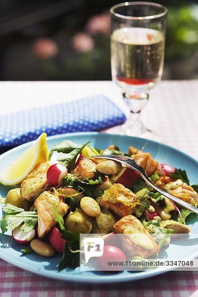 Salat mit Lachs auf einer Platte  Schweden.