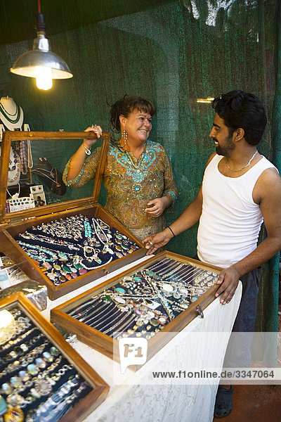 Frau Gespräch mit einem Verkäufer bei der Juwelier ' s Store  Indien.