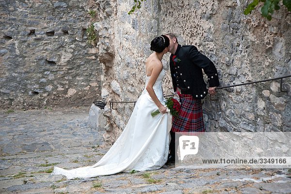 Italien  Ligurien  Braut und Bräutigam küssen