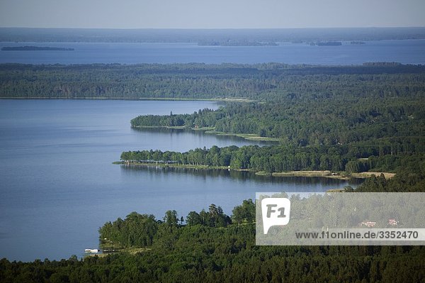 Luftbild von einem Inseln in einem See  Schweden.
