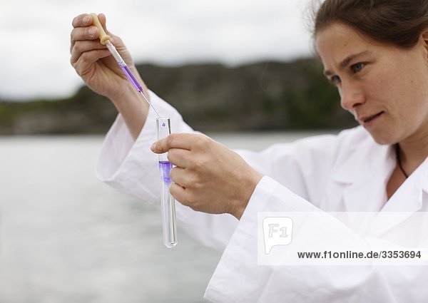 Eine Frau testen das Wasser  Bohuslan  Schweden.
