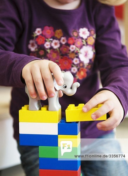 Kind mit Lego