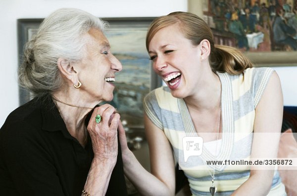 Eine junge und eine ältere Frau lachend