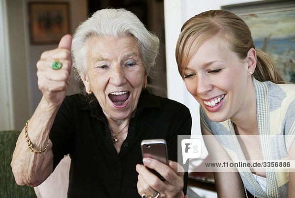 Ältere Frau mit freudestrahlendem Handy