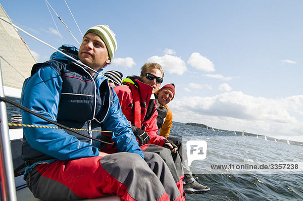 Männer auf dem Segelboot