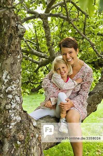Mutter und Tochter im Baum sitzend